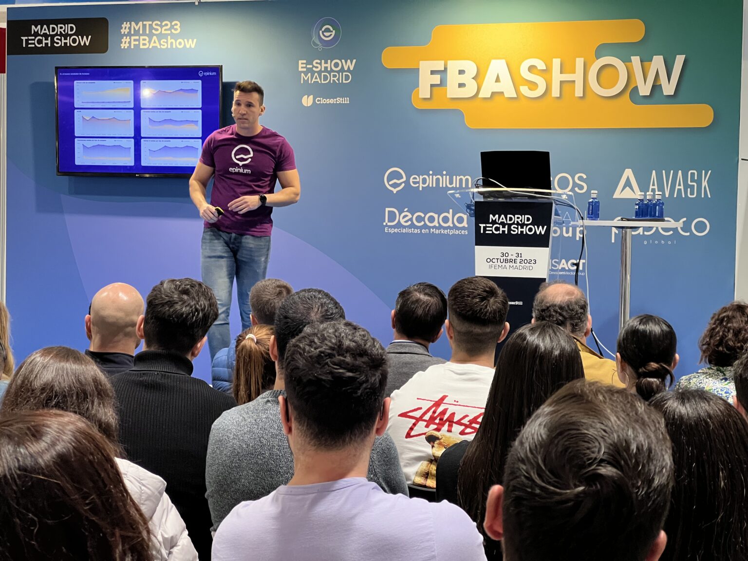 Escenario de FBAshow con el público
