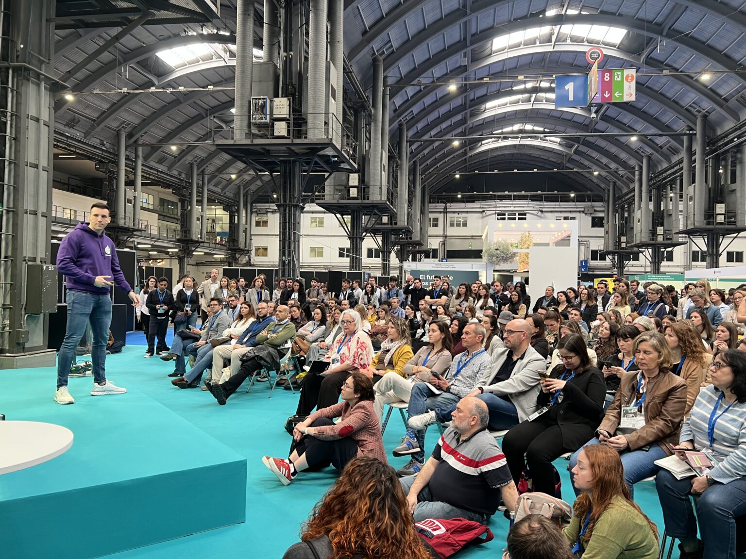 Sala llena durante una ponencia