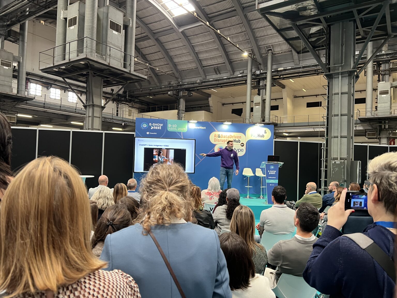 Público en una charla de Carlos Martínez Barriga